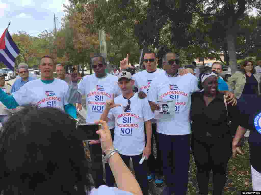 Opositores cubanos de visita en Miami.