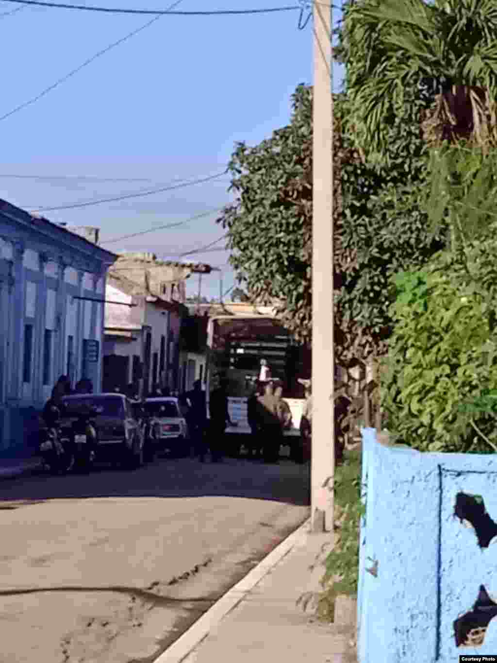 Vigilancia policial frente al Tribunal Municipal de Carlos Rojas, en Matanzas, durante la audiencia de apelación de Sissi Abascal.