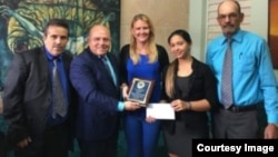 Dagoberto Valdés Hernández (2do, izq.) recibe el Premio Patmos 2017.