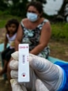 Una trabajadora sanitaria del gobierno muestra el resultado de una prueba de COVID-19 tomada el lunes en la isla de Marajó, en el estado de Pará (Tarso Sarraf/AFP).