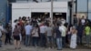 El público espera su turno a la entrada de una de las tiendas abiertas el lunes en La Habana. (Foto: Yamil Lage/AFP).