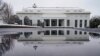 La Casa Blanca se refleja en el agua durante una tormenta de nieve el 31 de enero de 2021 en Washington, DC. [Foto: AFP]