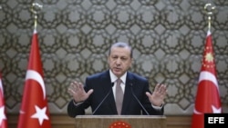 El presidente turco Recep Tayyip Erdogan durante una reunión con caciques llamados "mujtar" en Ankara (Turquía) el 26 de noviembre de 2015.