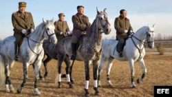Kim Jong-un (c) montando a caballo durante una visita a un centro de entrenamiento de una compañía de caballería del Ejercito de Corea del Norte.