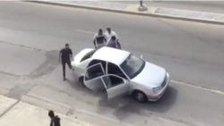 Artista recibe amenazas de la policía política durante su arresto Artista recibe amenazas de la policía política durante su arresto