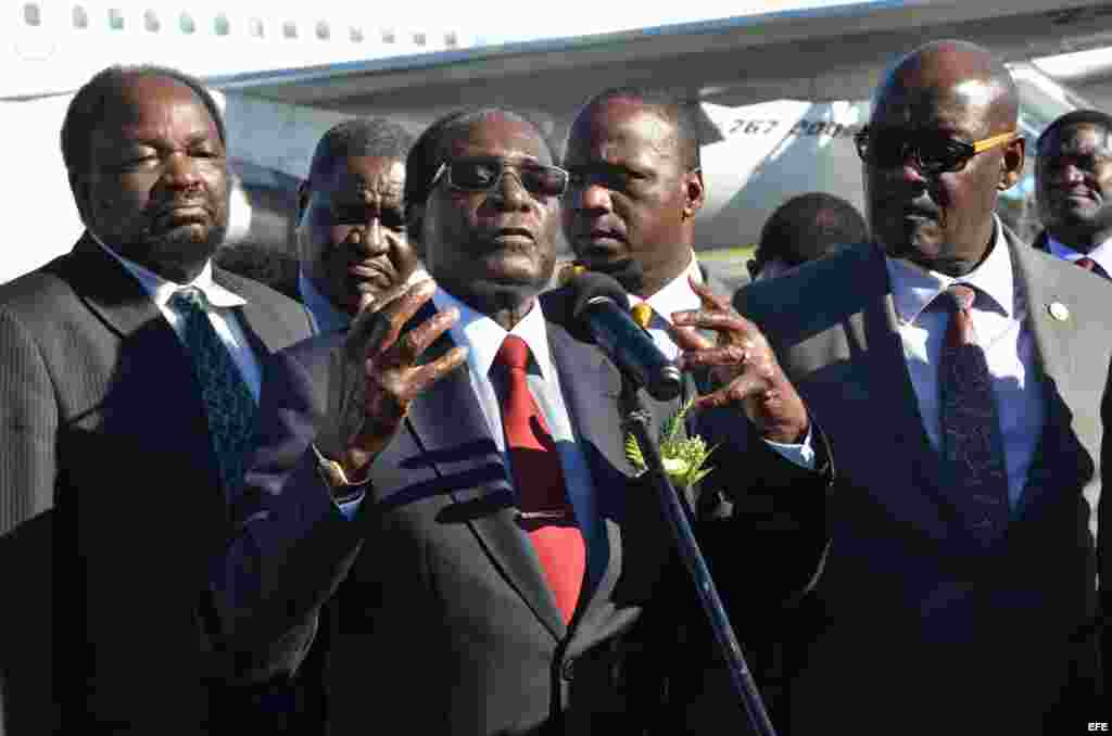 El presidente de Zimbabwe Robert Mugabe ofrece declaraciones a su llegada hoy, martes 29 de noviembre de 2016, al Aeropuerto Internacional José Martí, en La Habana (Cuba).