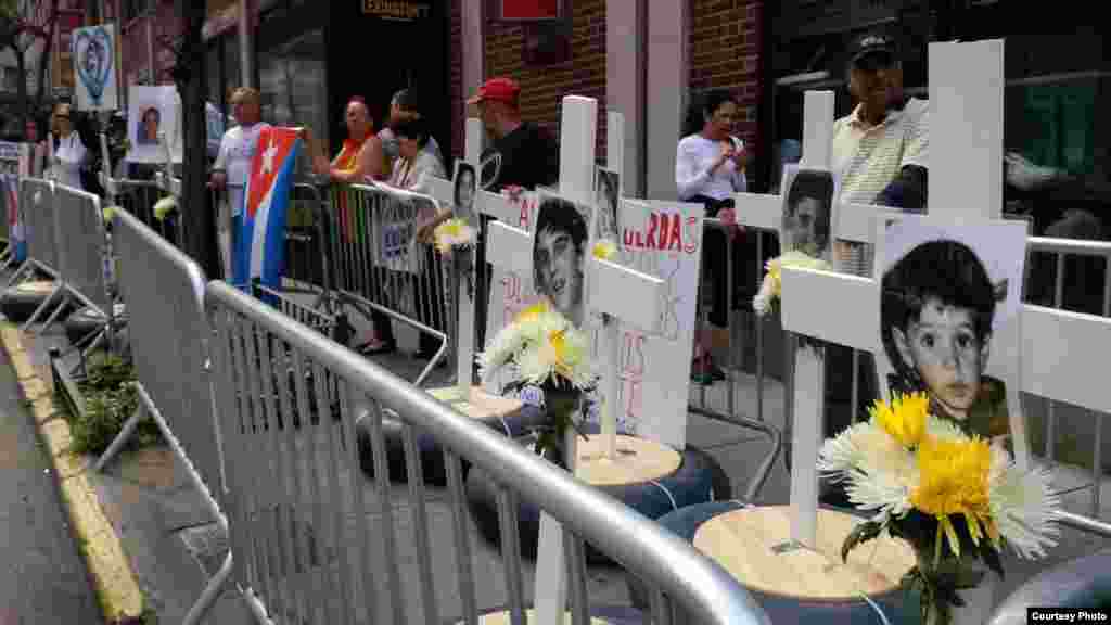 Los manifestantes llevaban fotografías de las víctimas del Remolcador 13 de Marzo. Foto cortesía de Mario Vallejo. 