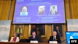 Los miembros del comité del premio Nobel (izq-dcha) Olga Botner, Goran K. Hansson y Mats Larsson.
