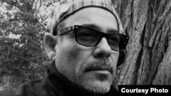 El gobernador de Arkansas, Asa Hutchinson, participa en un juego de Baloncesto en La Habana. EFE