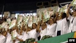 Médicos cubanos muestran sus diplomas en La Habana.