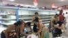 Cubanos compran pollo en un supermercado en La Habana. (Reuters/Sarah Marsh).