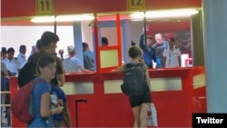 La activista cubana Lia Villares en la ventanilla del chequeo de inmigración, en el Aeropuerto Internacional José Martí, de La Habana.