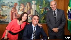 Regina Duarte, Jair Bolsonaro (centro) y el ministro de gobierno Luiz Eduardo Ramos. AFP / BRAZILIAN PRESIDENCY / MARCOS CORREA