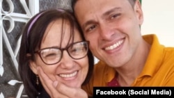 Marta Perdomo junto a su hijo, Jorge Martín Perdomo. (Foto: Facebook)