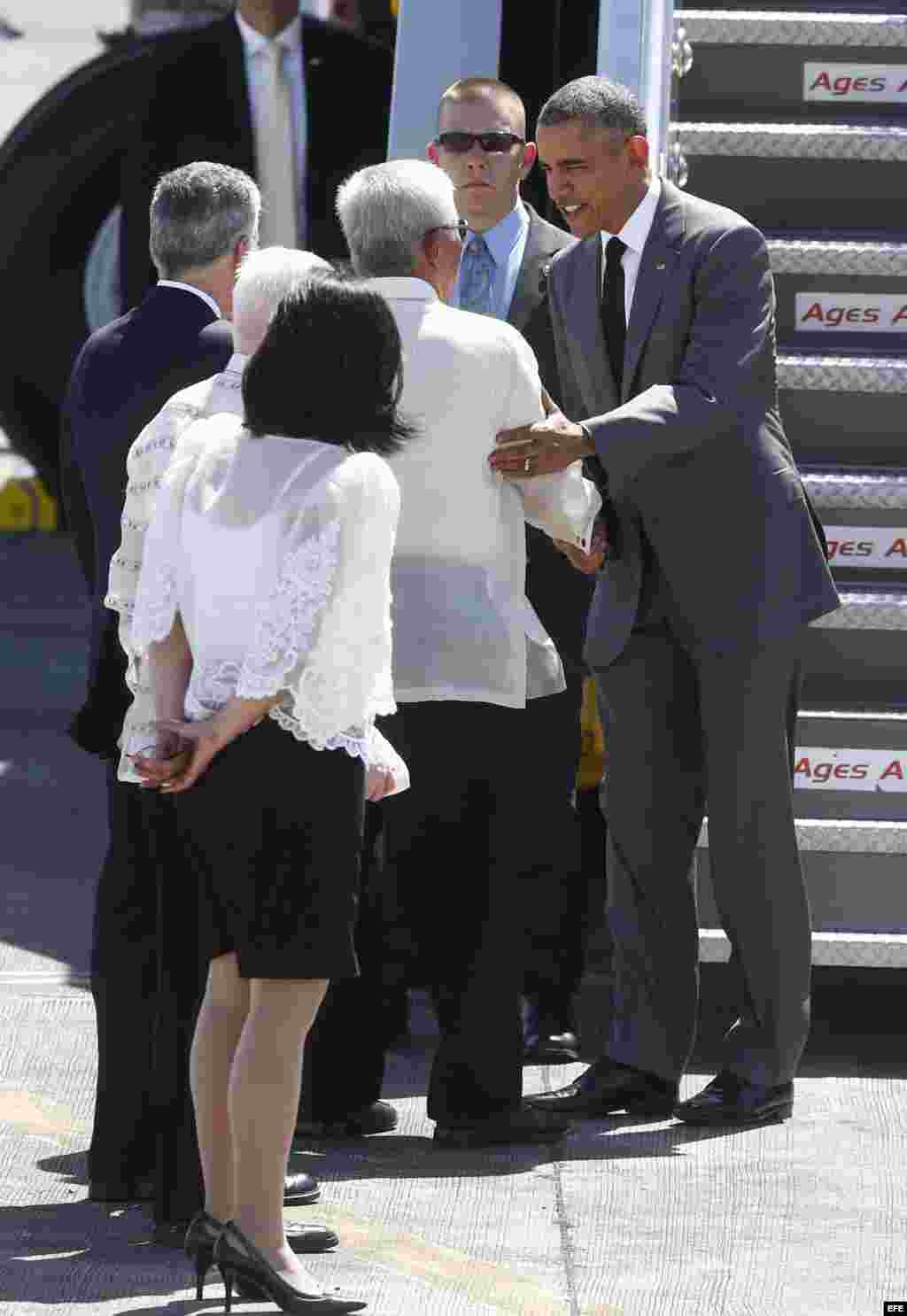 El residente estadounidense, saluda al secretario filipino de Defensa, Voltaire Gazmin a llegar al aeropuerto internacional de Manila el 17 de noviembre.