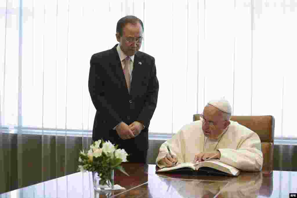 VISITA DEL PAPAEl papa Francisco (d) firma en el libro de invitados junto al secretario general de la ONU, Ban Ki-moon (i) durante su visita a la ONU.