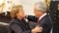 La mandataria chilena Michelle Bachelet junto a su antecesor Sebastián Piñera, en marzo de 2014.