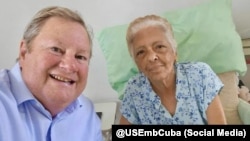 Mike Hammer junto a Martha Beatriz Roque, en la vivienda de la opositora en La Habana, Cuba. (Foto @USEmbCuba)