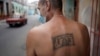Un hombre muestra un tatuaje de un dólar en su espalda, en La Habana. (REUTERS/Alexandre Meneghini)