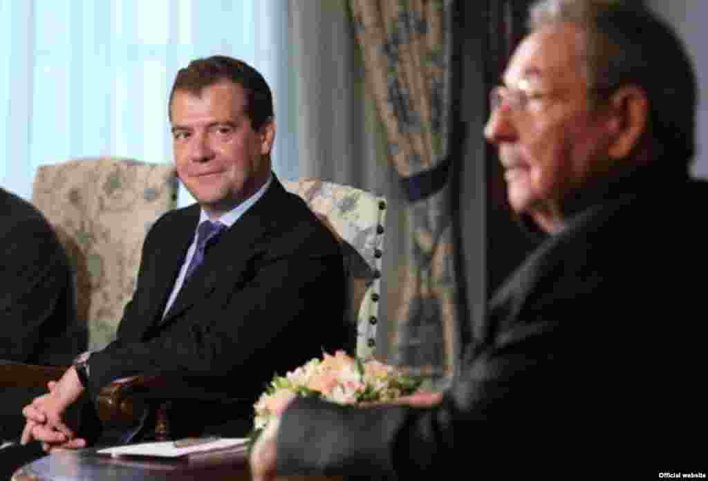 El encuentro de Raúl Castro y Medvedev en la sede del gobierno ruso.