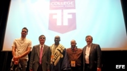 (De izquierda a derecha) Los expositores Danilo "El Sexto" Maldonado, de Cuba, Chen Guangcheng, de China, Tutu Alicante, de Guinea Ecuatorial, Jean-Robert Cadet, de Haití, y Marcel Granier, de Venezuela, participan en el "College Freedom Forum" realizado