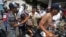 Los manifestantes venezolanos cargan a un manifestante lesionado en una motocicleta durante una protesta en la ciudad fronteriza de Urena, Tachira, después de que el gobierno del presidente Nicolás Maduro ordenara un cierre temporal de la frontera con Col