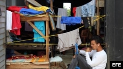 Fotografía del 31 de julio de 2016 de ciudadanos cubanos en tránsito en la población de Turbo (Colombia). Hacinados en improvisados albergues en la localidad colombiana de Turbo unos 2.000 cubanos, hombres mujeres y niños, pasan los días esperando notici