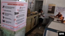 Cafetería en La Habana, Cuba, donde se puede ver un cartel alusivo al control sanitario tras los casos del cólera