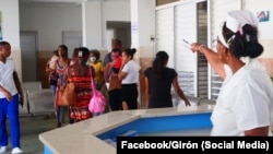 Madres con niños pequeños enfermos acuden al hospital pediátrico de Matanzas en medio de la crisis epidemiológica. 